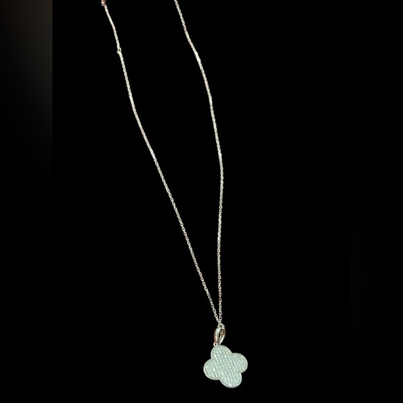 Elegant silver Clover Pendant Necklace - Picture 1 of 7